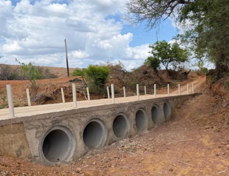 Munic�pio refor�a investimento na infraestrutura rural com constru��o de passagens molhadas�� �